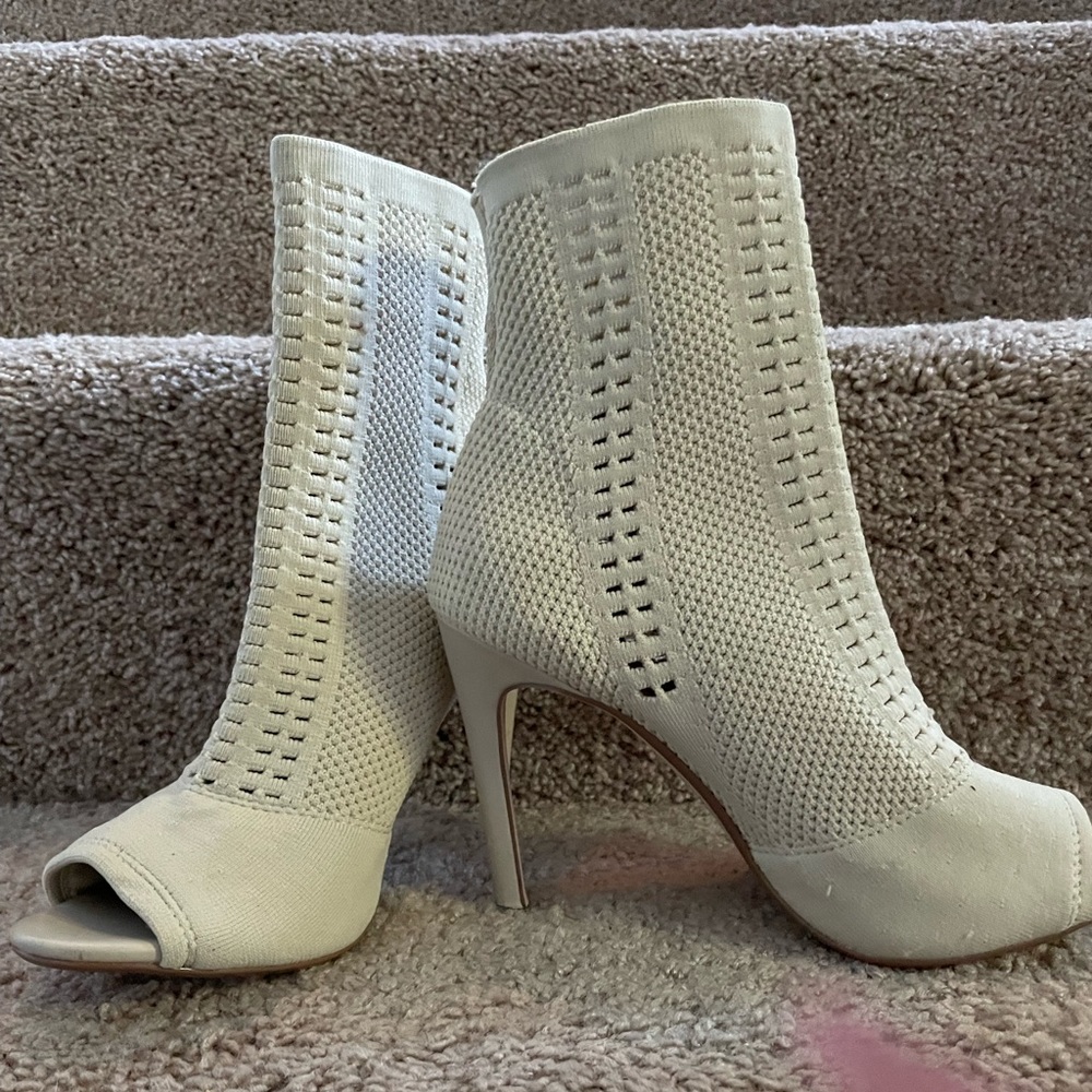 Steve Madden Beige ankle bootie with peep toe.